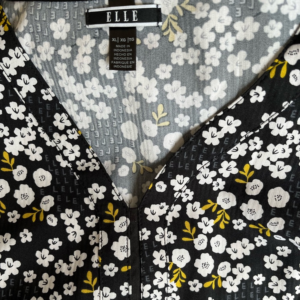 COPY - Womens xl scrub top. NWT. Black, with yellow and white flowers. Elle bra…